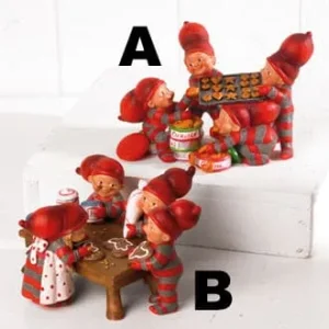 Babynisser som baker og pynter kaker til jul
